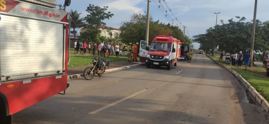 Homem morre após perder controle de moto e bater em poste no Gama